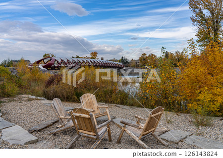 卡加利弓河王子島公園和平橋的秋景 126143824