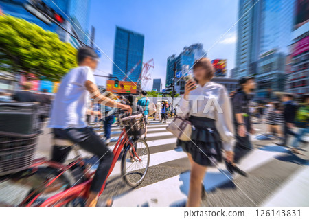 日本東京城市景觀。瘋狂危險駕駛的騎車人。穿過澀谷十字路口...進入我的大腦...... 126143831