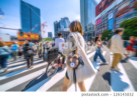 日本東京城市景觀。瘋狂危險駕駛的騎車人。穿過澀谷十字路口...進入我的大腦...... 126143832