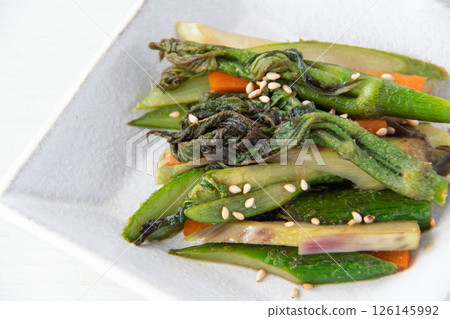 Fried mountain burdock 126145992