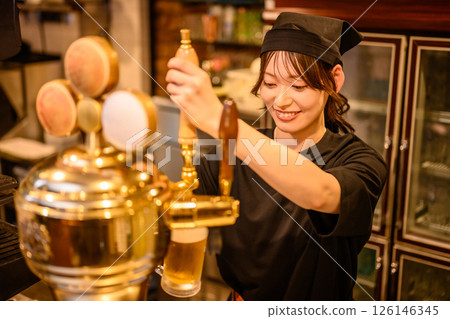 A woman working part-time at an izakaya A woman working part-time at an izakaya 126146345