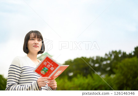 旅遊婦女和指南 旅遊婦女和指南 126146346