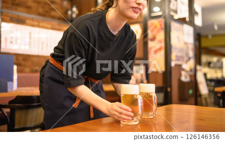 在居酒屋打工的女性 126146356