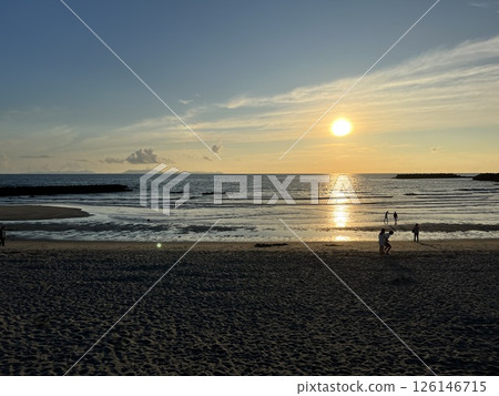在海上日落和海灘上玩耍的人們 |夏日回憶 在海上日落和海灘上玩耍的人們 |夏日回憶 126146715