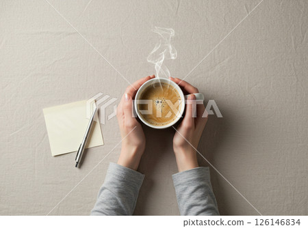 雙手捧著杯子。平靜而溫暖的圖像，帶有複製空間 126146834