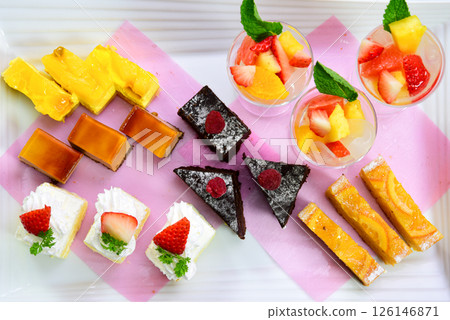 西式甜點自助餐:蛋糕、塔、水果 西式甜點自助餐:蛋糕、塔、水果 126146871