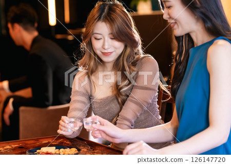 一群女人在酒吧喝酒 一群女人在酒吧喝酒 126147720