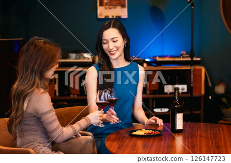 一群女人在酒吧喝酒 126147723