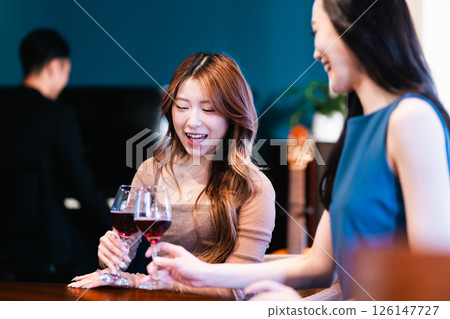 一群女人在酒吧喝酒 126147727