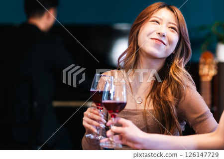 一群女人在酒吧喝酒 126147729