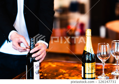 在餐廳工作的服務員，沒有臉 126147731