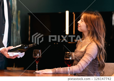 一名男子在餐廳倒酒（無臉） 126147742