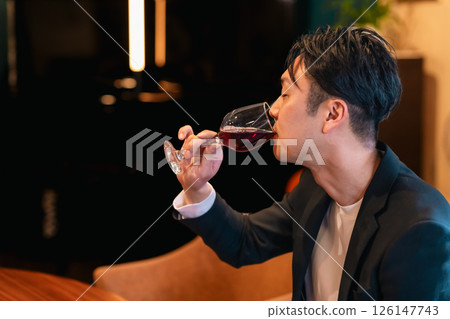 一名男子在酒吧享用飲品 一名男子在酒吧享用飲品 126147743