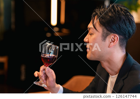 一名男子在酒吧享用飲品 126147744