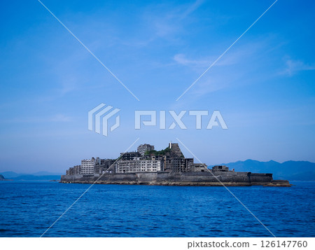 晴朗的藍天。從船上拍攝的長崎軍艦島（端島）全景照片 126147760