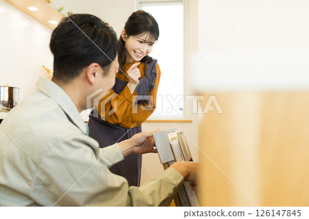 Male worker repairing the kitchen 126147845