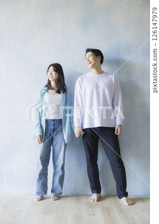 一個男人肩並肩站著 126147979