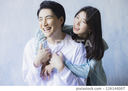 一個男人肩並肩站著 126148007