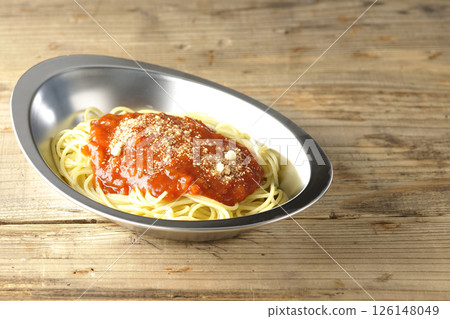 Meat sauce pasta topped with grated cheese 126148049