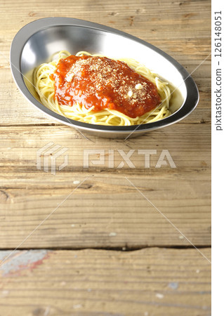 Meat sauce pasta topped with grated cheese 126148051