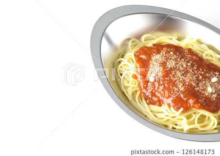 白色背景下拍攝的肉醬意大利麵，上面放有磨碎的奶酪 126148173