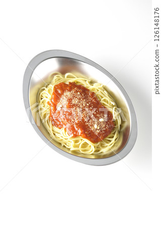 白色背景下拍攝的肉醬意大利麵，上面放有磨碎的奶酪 126148176