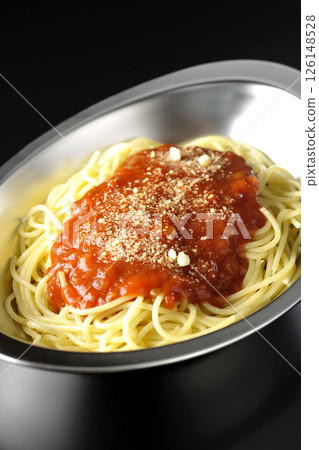 肉醬意麵配上磨碎的乳酪，在黑色背景下拍攝 126148528