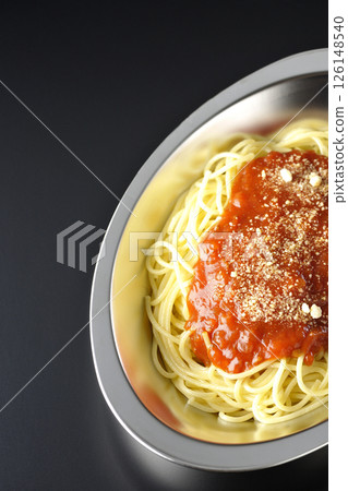 肉醬意麵配上磨碎的乳酪，在黑色背景下拍攝 126148540
