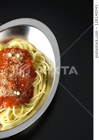 肉醬意麵配上磨碎的乳酪，在黑色背景下拍攝 126148541