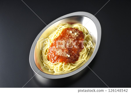 肉醬意麵配上磨碎的乳酪，在黑色背景下拍攝 126148542
