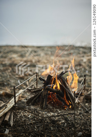 白天湖邊的篝火 白天湖邊的篝火 126149090
