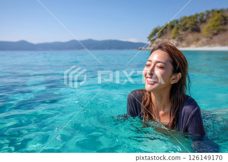 翠綠的大海和鄉村自然風光中微笑的日本女性 126149170