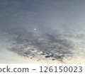 新月早早出現在日落的天空中 126150023