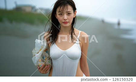 日本女性身穿白色泳衣清理海灘,致力於永續的未來 日本女性身穿白色泳衣清理海灘,致力於永續的未來 126150320