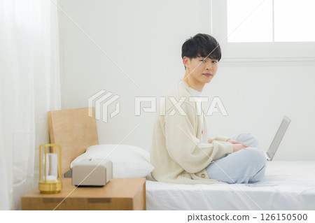 男人在床上使用筆記型電腦 男人在床上使用筆記型電腦 126150500