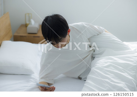 A man who uses smartphones in bed 126150515