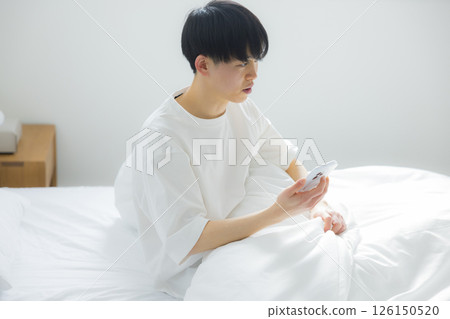 A man who uses smartphones in bed 126150520