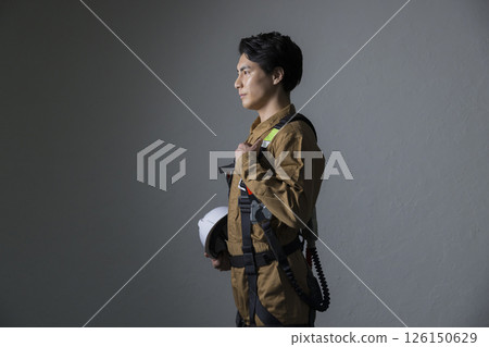 身穿全套安全帶的男性工人 126150629