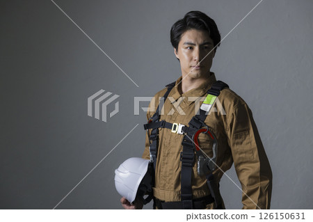 身穿全套安全帶的男性工人 身穿全套安全帶的男性工人 126150631
