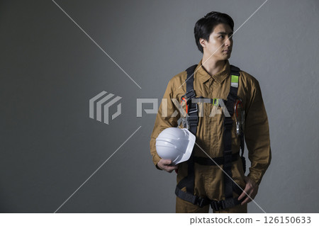 身穿全套安全帶的男性工人 126150633