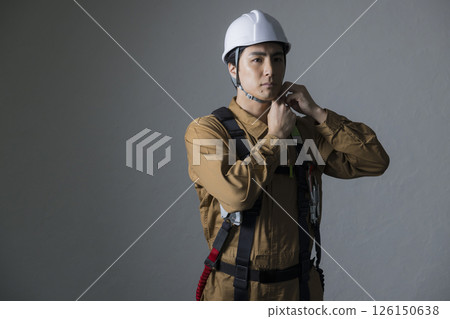 身穿全套安全帶的男性工人 126150638