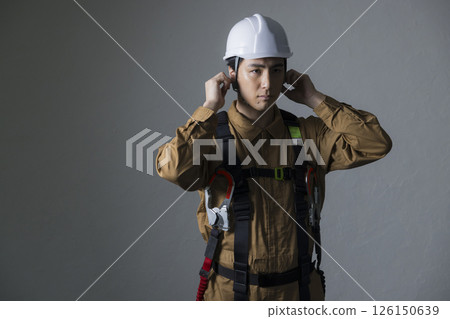 身穿全套安全帶的男性工人 126150639