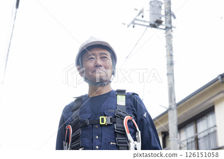 高級工人微笑地站著 126151058