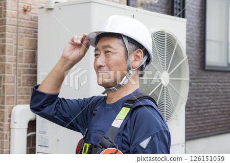 高級工人微笑地站著 126151059