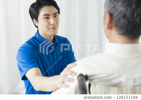 坐在椅子上的老人 126151109