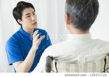 坐在椅子上的老人 126151110