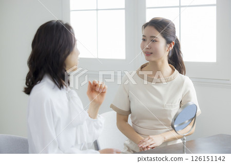一位女士提供皮膚護理建議 一位女士提供皮膚護理建議 126151142