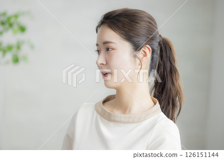 一位女士提供皮膚護理建議 一位女士提供皮膚護理建議 126151144