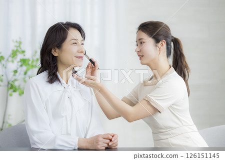 一位女士提供皮膚護理建議 126151145