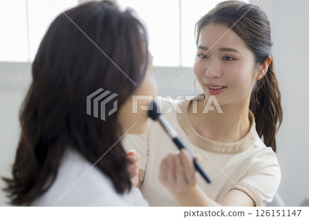 A woman giving advice on skin care 126151147